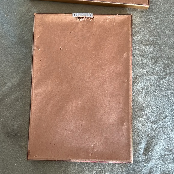 Ooh la la! A beautiful pair of custom framed lithographs of French landmarks. - Picture 8 of 15